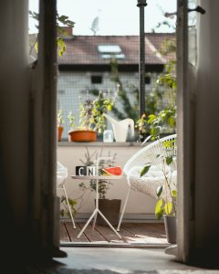 balkon z krzesłami i roślinami